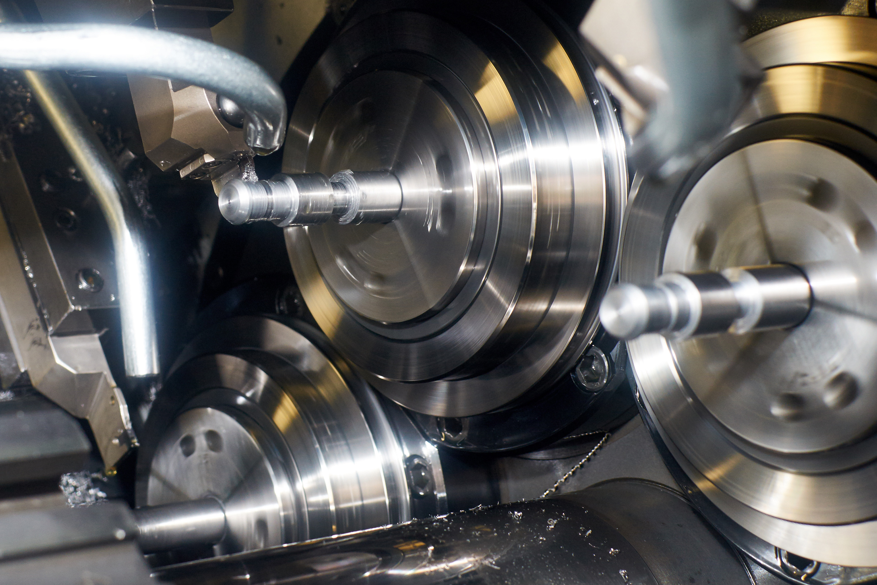 automatic lathe cuts the groove for detail cutter